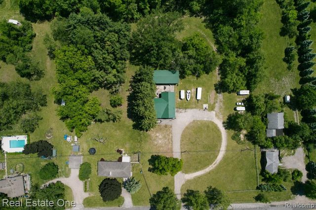 1325 S Hospital Road, Waterford, MI 48327