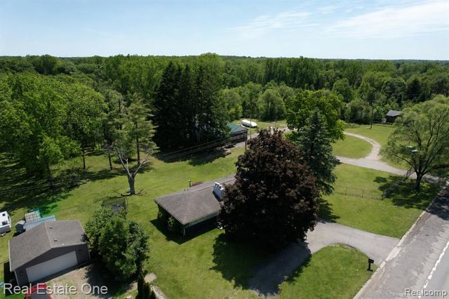 1325 S Hospital Road, Waterford, MI 48327