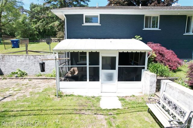 1325 S Hospital Road, Waterford, MI 48327