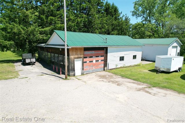 1325 S Hospital Road, Waterford, MI 48327