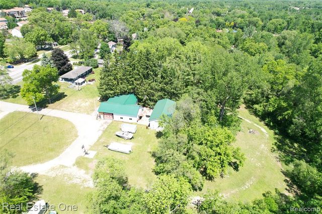1325 S Hospital Road, Waterford, MI 48327