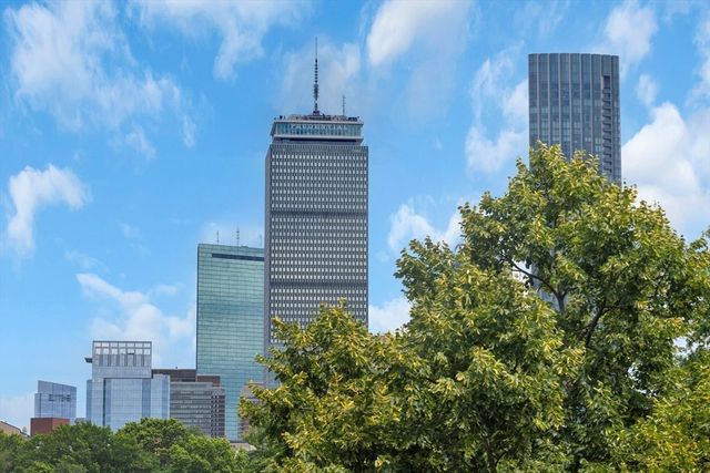 11 Park Dr 11-22, Boston, MA 02215