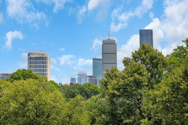 11 Park Dr 11-22, Boston, MA 02215