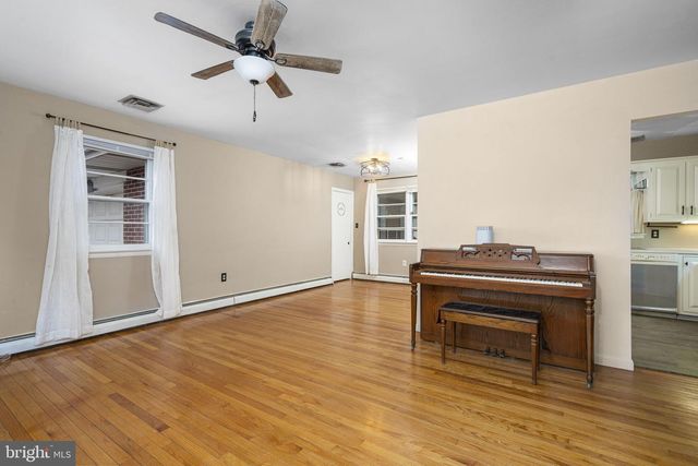 20 1ST AVE, Pottstown, PA 19464