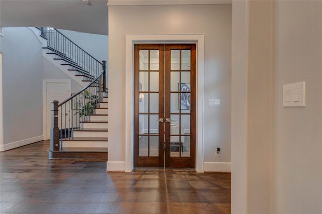 2111 Saxon Drive, Houston, TX 77018