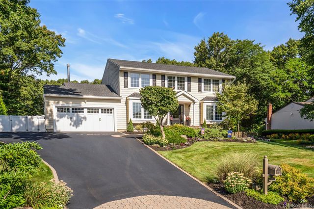 7 Stonehurst Lane, Dix Hills, NY 11746