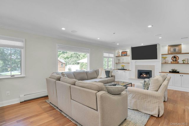 7 Stonehurst Lane, Dix Hills, NY 11746