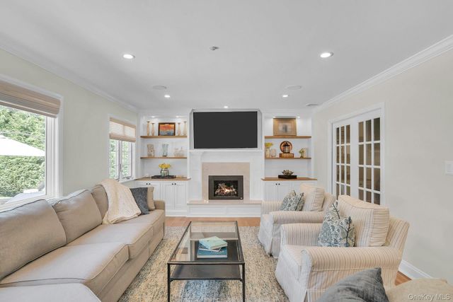 7 Stonehurst Lane, Dix Hills, NY 11746
