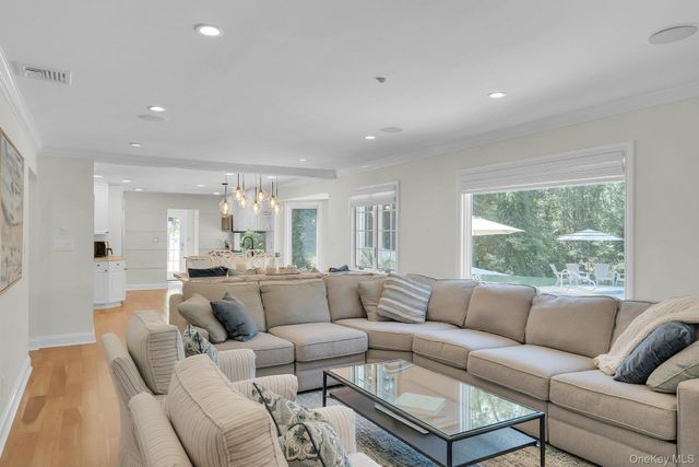 7 Stonehurst Lane, Dix Hills, NY 11746