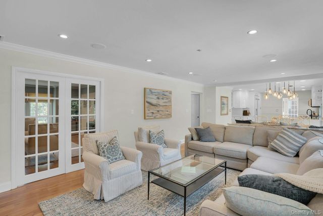7 Stonehurst Lane, Dix Hills, NY 11746