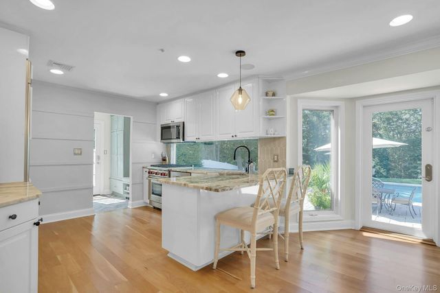 7 Stonehurst Lane, Dix Hills, NY 11746