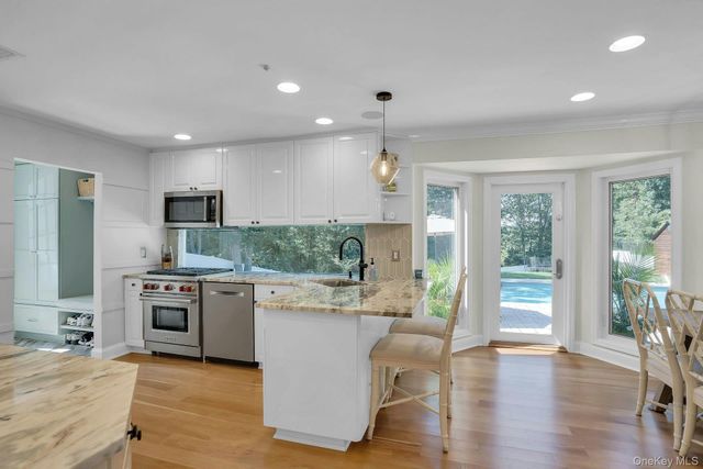 7 Stonehurst Lane, Dix Hills, NY 11746