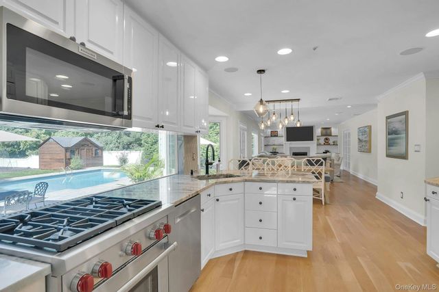 7 Stonehurst Lane, Dix Hills, NY 11746