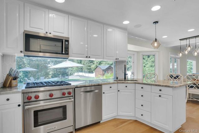 7 Stonehurst Lane, Dix Hills, NY 11746