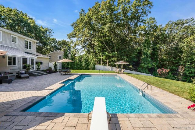 7 Stonehurst Lane, Dix Hills, NY 11746