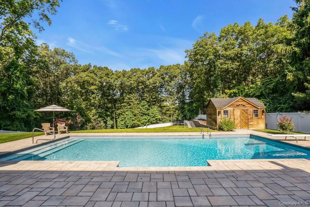 7 Stonehurst Lane, Dix Hills, NY 11746