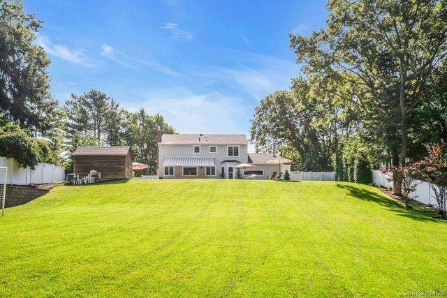 7 Stonehurst Lane, Dix Hills, NY 11746