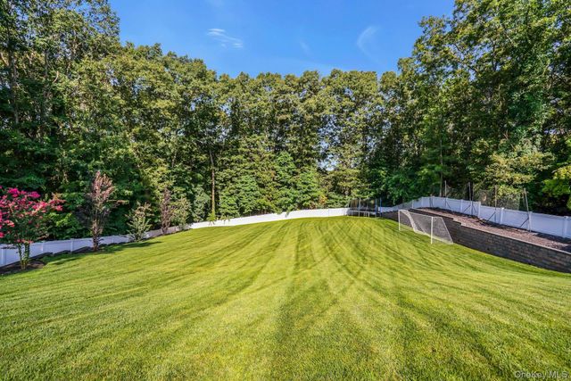 7 Stonehurst Lane, Dix Hills, NY 11746