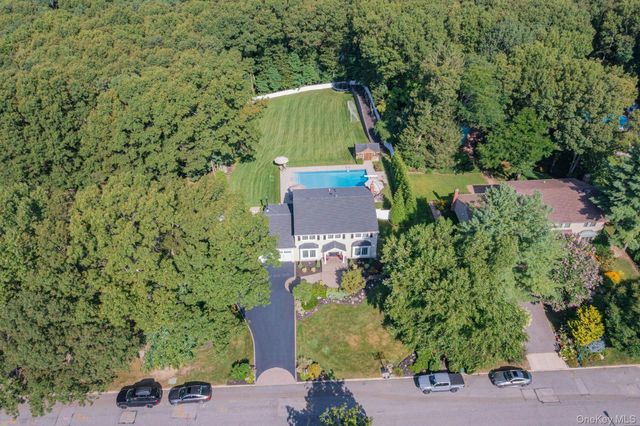 7 Stonehurst Lane, Dix Hills, NY 11746