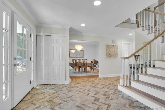 7 Stonehurst Lane, Dix Hills, NY 11746