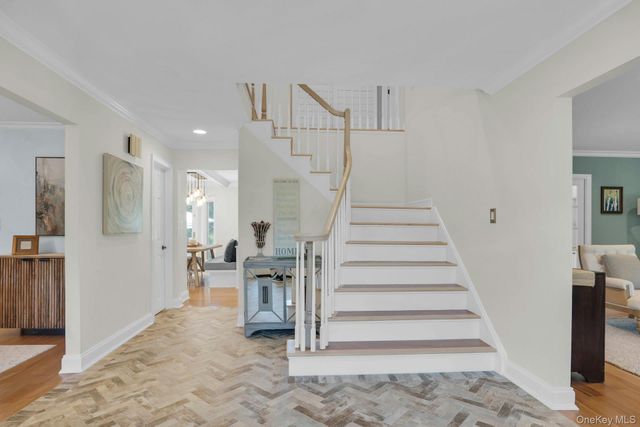 7 Stonehurst Lane, Dix Hills, NY 11746