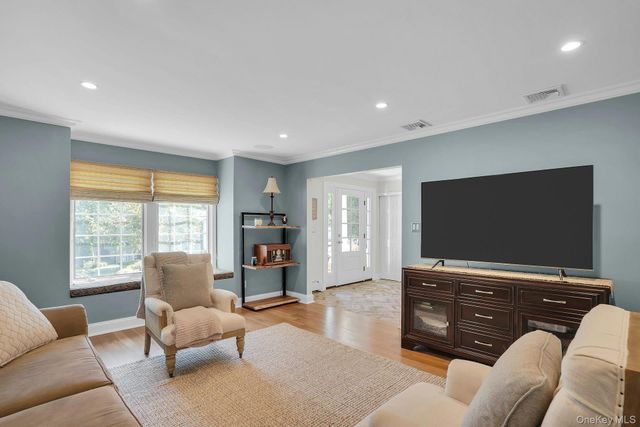 7 Stonehurst Lane, Dix Hills, NY 11746