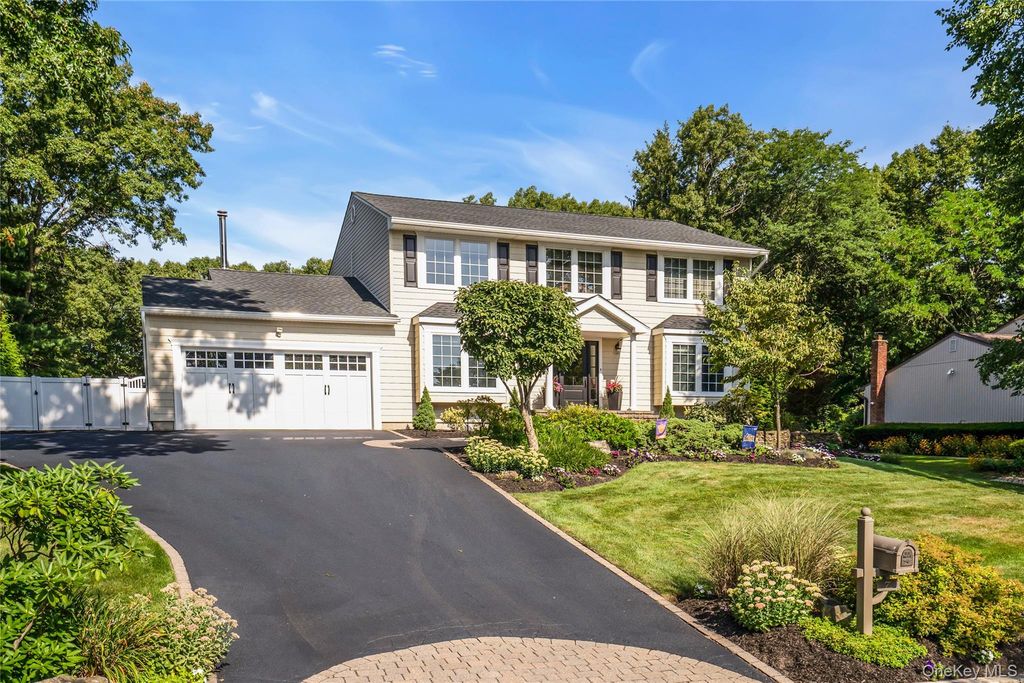 7 Stonehurst Lane, Dix Hills, NY 11746 — photo 2