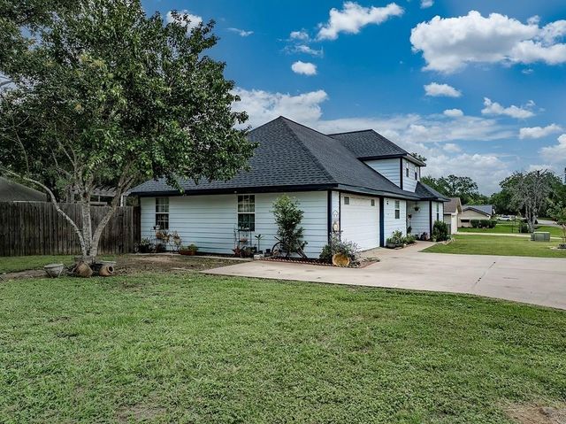 234 Park DR, La Grange, TX 78945