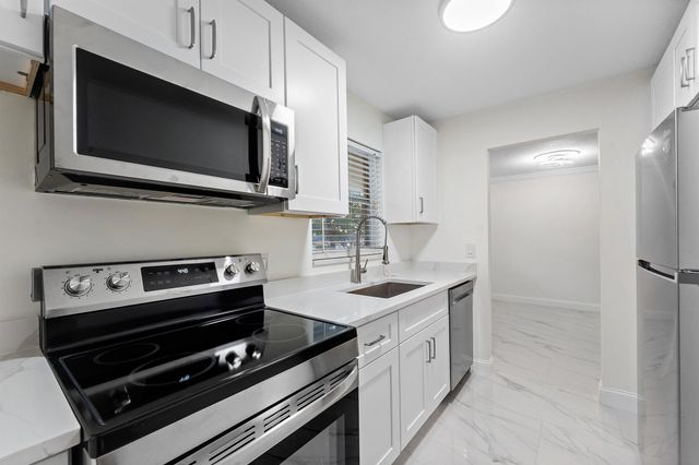 9911 Sandalfoot Boulevard 113, Boca Raton, FL 33428