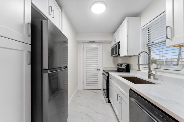 9911 Sandalfoot Boulevard 113, Boca Raton, FL 33428