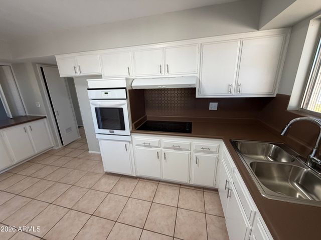 11024 W ABBOTT Avenue, Sun City, AZ 85351