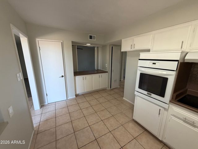 11024 W ABBOTT Avenue, Sun City, AZ 85351