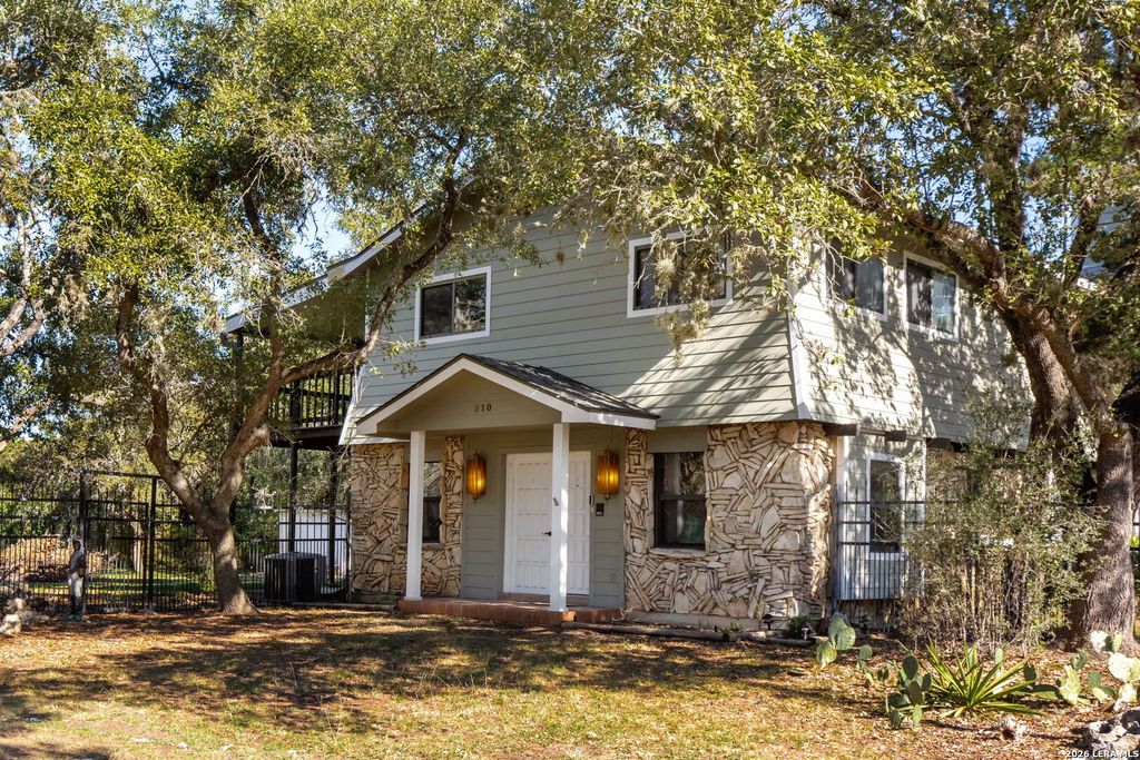 510 Red Oak Woods, Canyon Lake, TX 78133