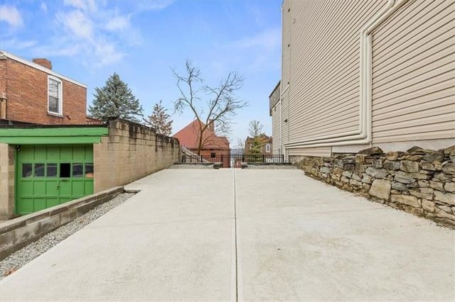 3005 Paulowna St, Polish Hill, PA 15219