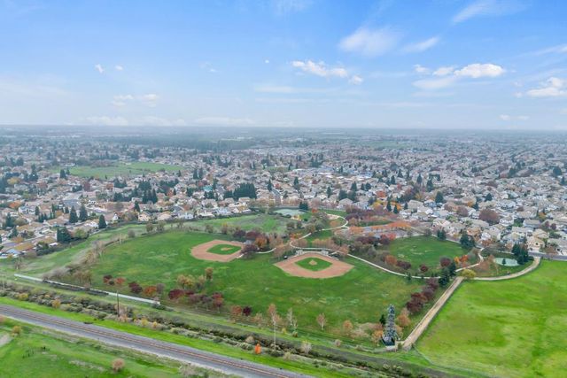 8679 Spring House Way, Elk Grove, CA 95624