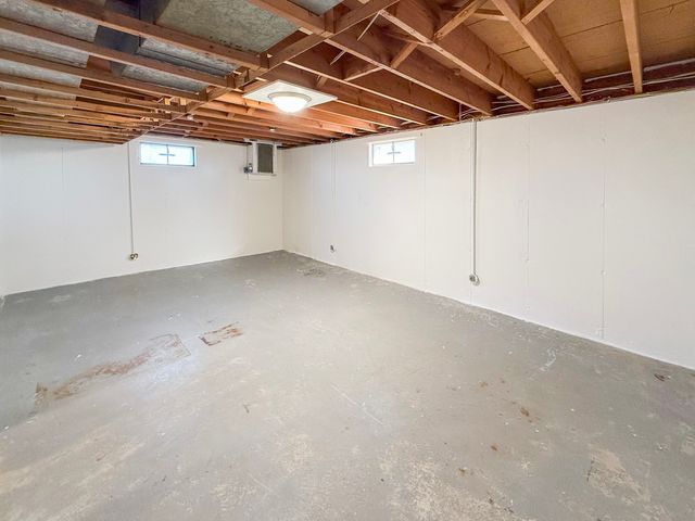 1165 N Henderson Road, Freeport, IL 61032