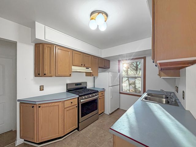 1165 N Henderson Road, Freeport, IL 61032