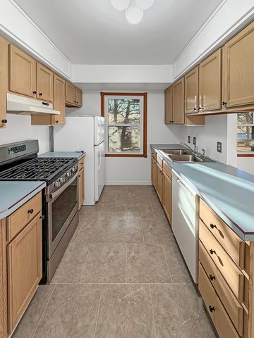 1165 N Henderson Road, Freeport, IL 61032