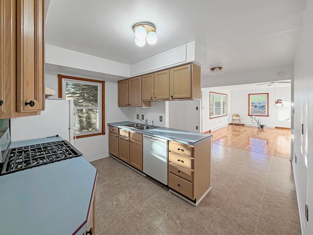 1165 N Henderson Road, Freeport, IL 61032