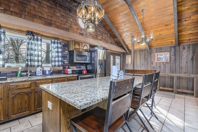 16551 Hollingsworth Road, Basehor, KS 66007