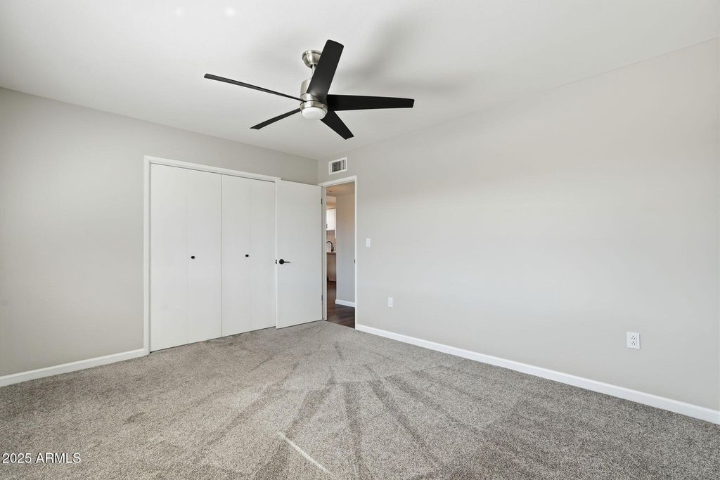 Image 13 of property listing at 10002 W TARRYTOWN Avenue, Sun City, AZ 85351