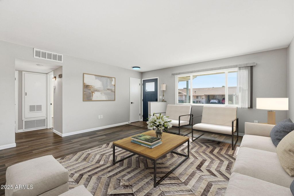 Image 5 of property listing at 10002 W TARRYTOWN Avenue, Sun City, AZ 85351