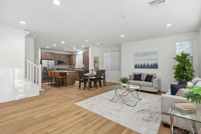 264 CAMELLIA WAY, Vista, CA 92083