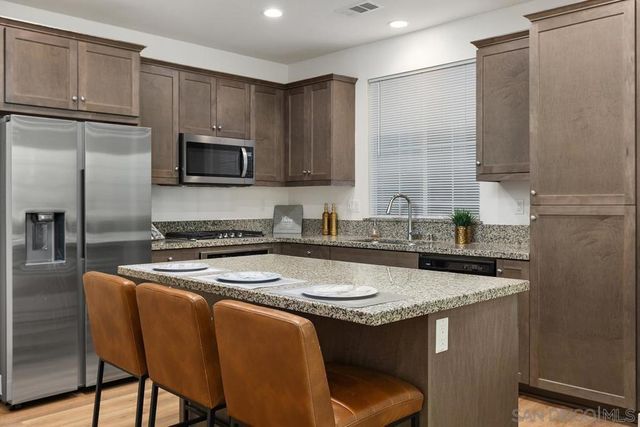 264 CAMELLIA WAY, Vista, CA 92083