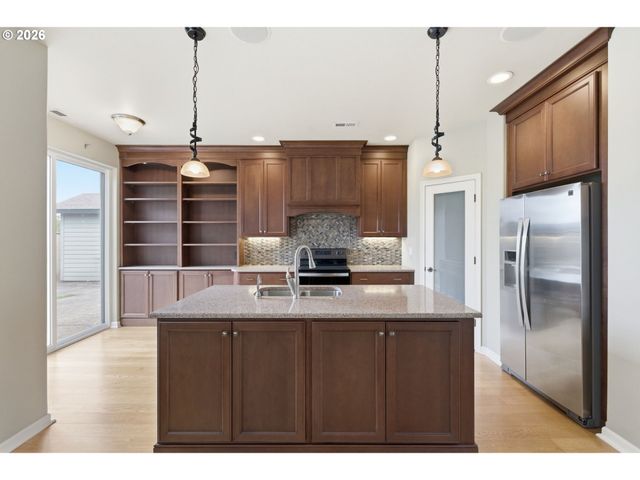 5475 CHARLES Way, Eugene, OR 97402