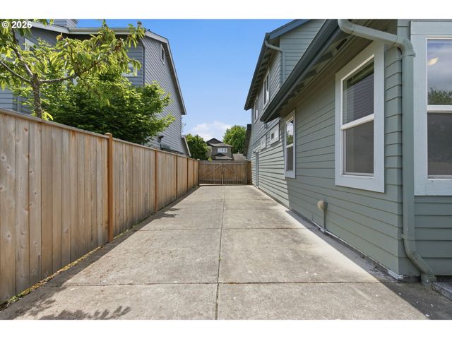5475 CHARLES Way, Eugene, OR 97402