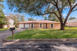 2015 Avenue T, Huntsville, TX 77340