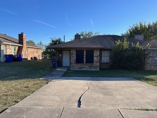 810 Woodland Court, Kennedale, TX 76060