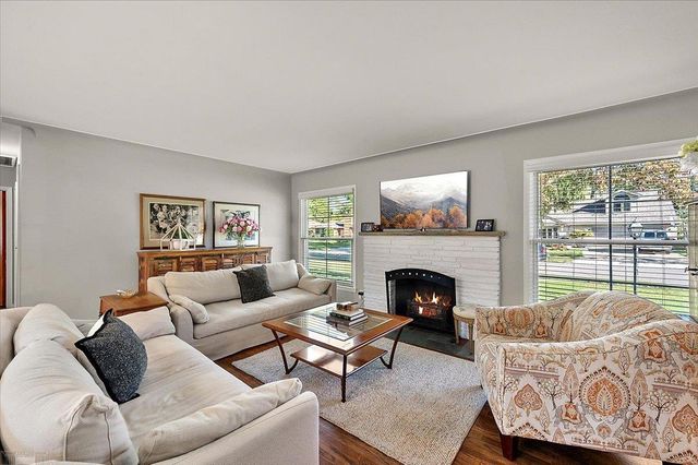1111 S Renaud Road, Grosse Pointe Woods, MI 48236