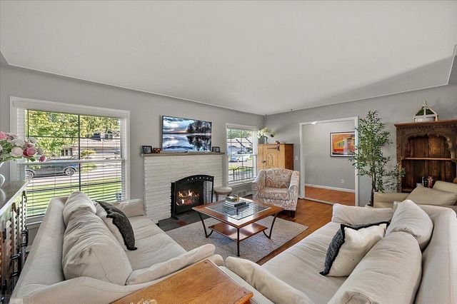 1111 S Renaud Road, Grosse Pointe Woods, MI 48236